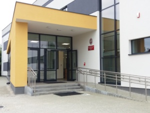wejście do nowego budynku szkolnego